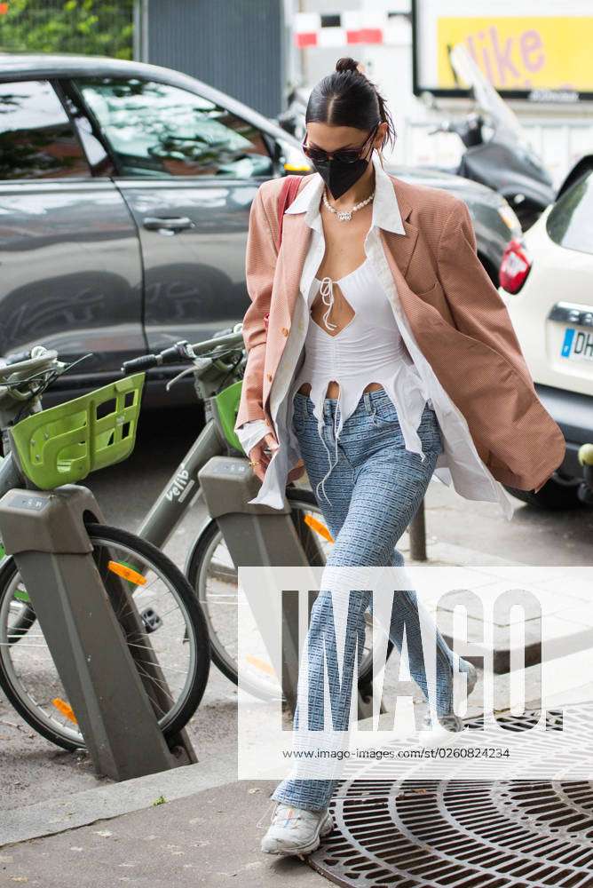 Bella Hadid With Goyard Bag Leaving Her Hotel - Paris  Imagelinkglobal  ILG: Product: ILEA000754509｜Photos & Images & Videos｜KYODO NEWS IMAGES INC