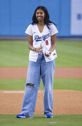 Natalia Bryant throws out the ceremonial first pitch for the @dodgers 💜💛