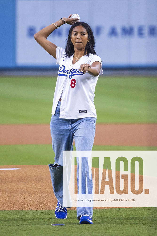 Natalia Bryant throws out the ceremonial first pitch for the @dodgers 💜💛