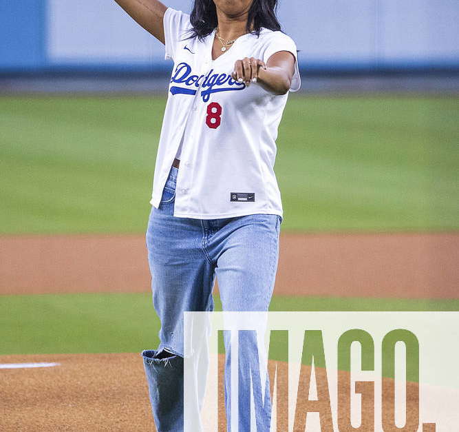 Natalia Bryant throws out the ceremonial first pitch for the @dodgers 💜💛