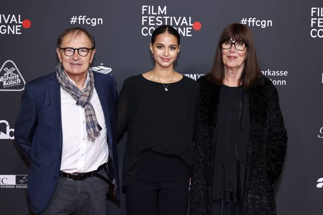 Fußball-Legende Ewald Lienen mit Enkelin Noa Ramdane und Ehefrau Rosa Lienen beim Fotocall für den