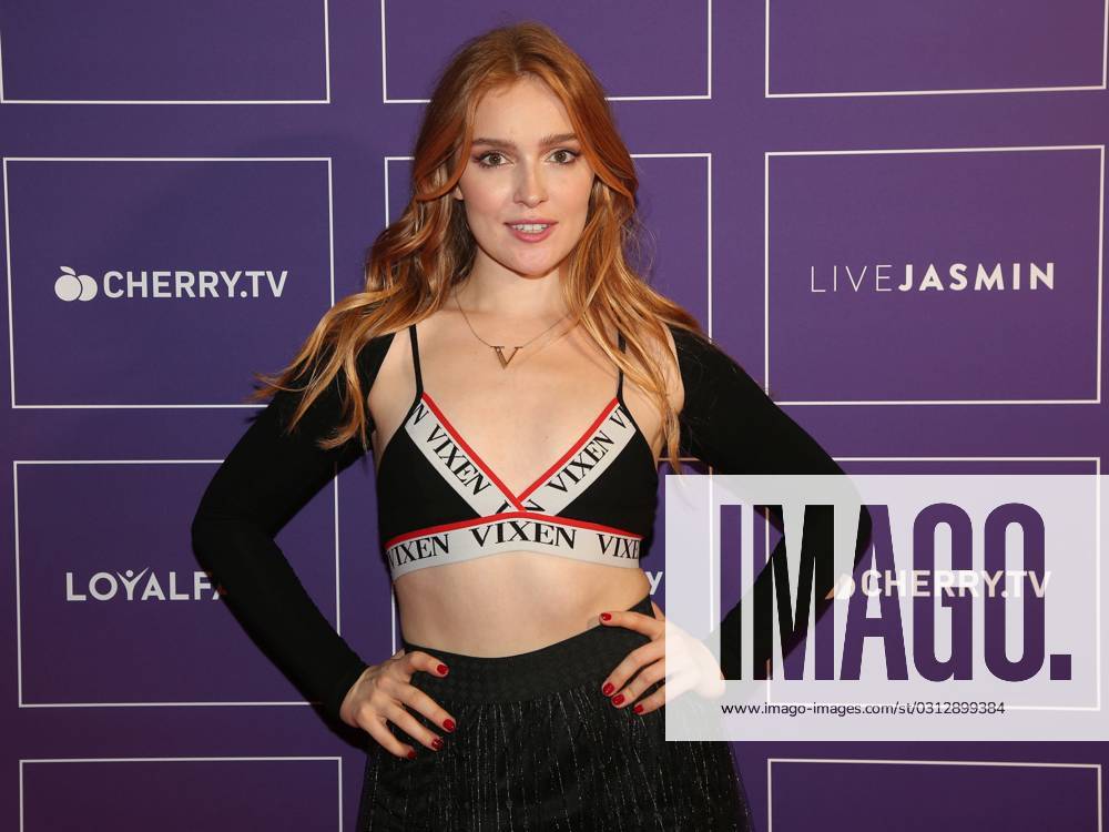 Yigit fohisha qilib kiyinib sikishgan Gozal lezbiyenler ishqalab va cum