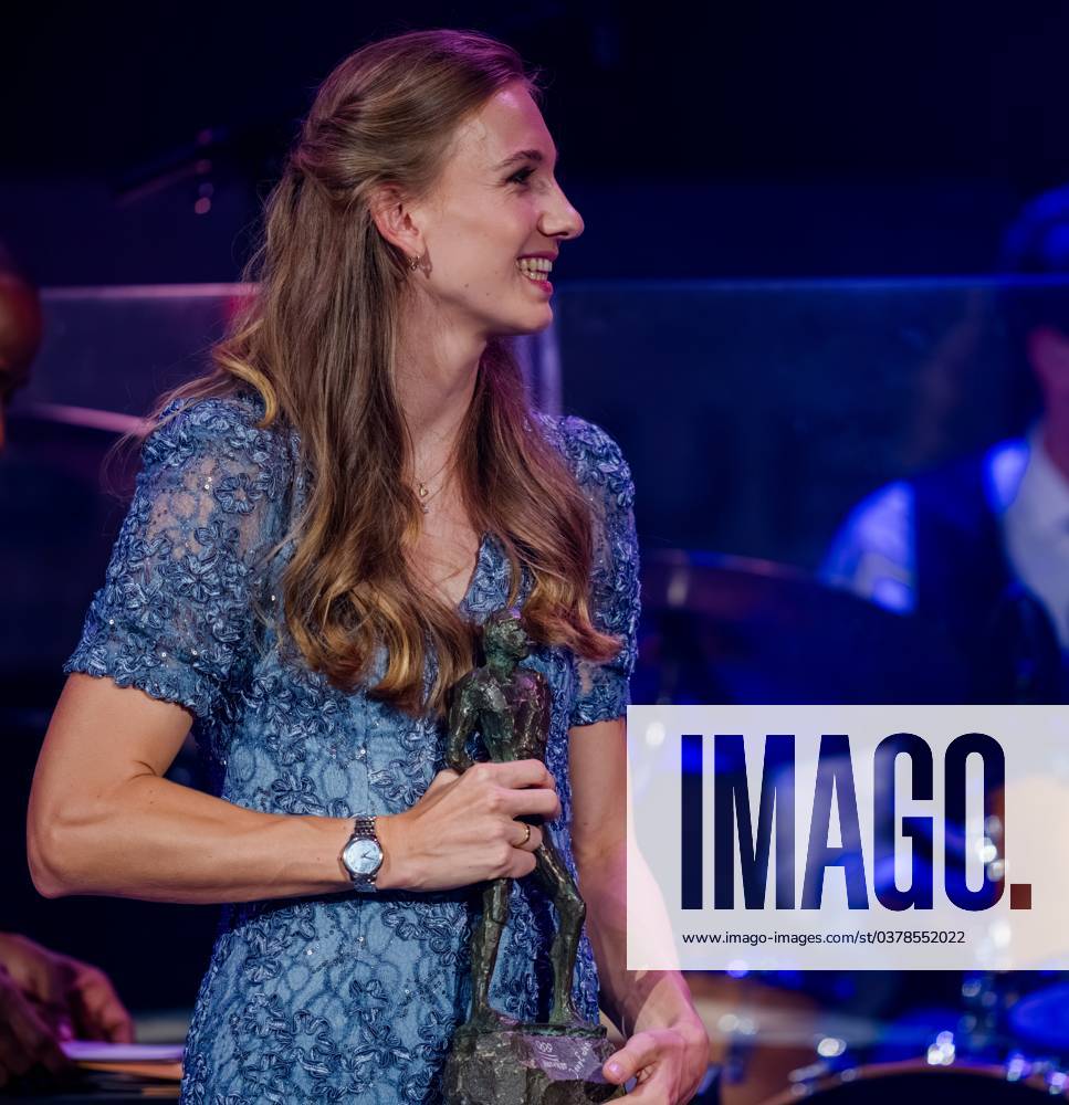 UTRECHT - Sportswoman of the Year Femke Bol with her prize during the  NOC*NSF Sports