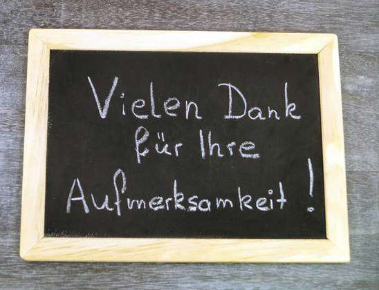 Schiefertafel mit der Aufschrift Vielen Dank am Ende einer