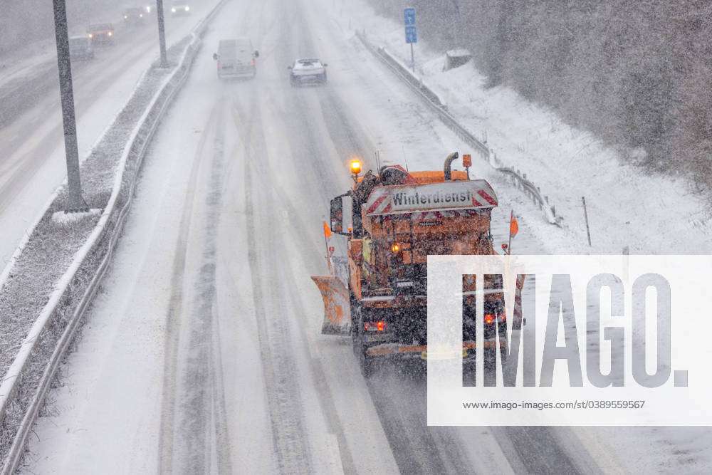 Schneefälle in Hessen Bei starkem Schneefall ist diie Autobahn A661  zwischen Oberursel und