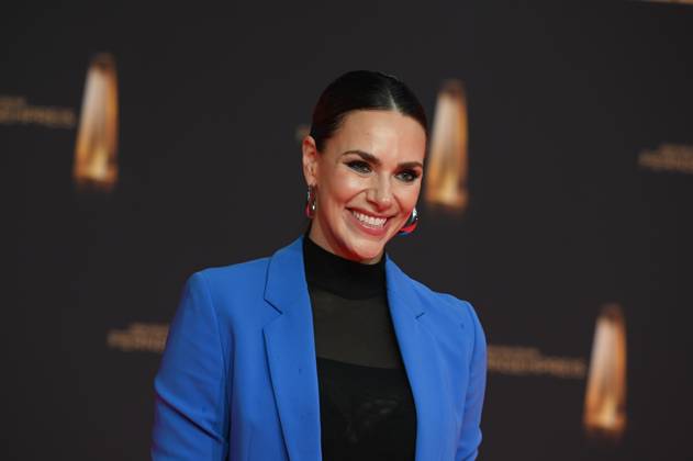 Moderatorin Esther Sedlaczek kommt zur Gala und Verleihung des Deutschen  Fernsehpreis in