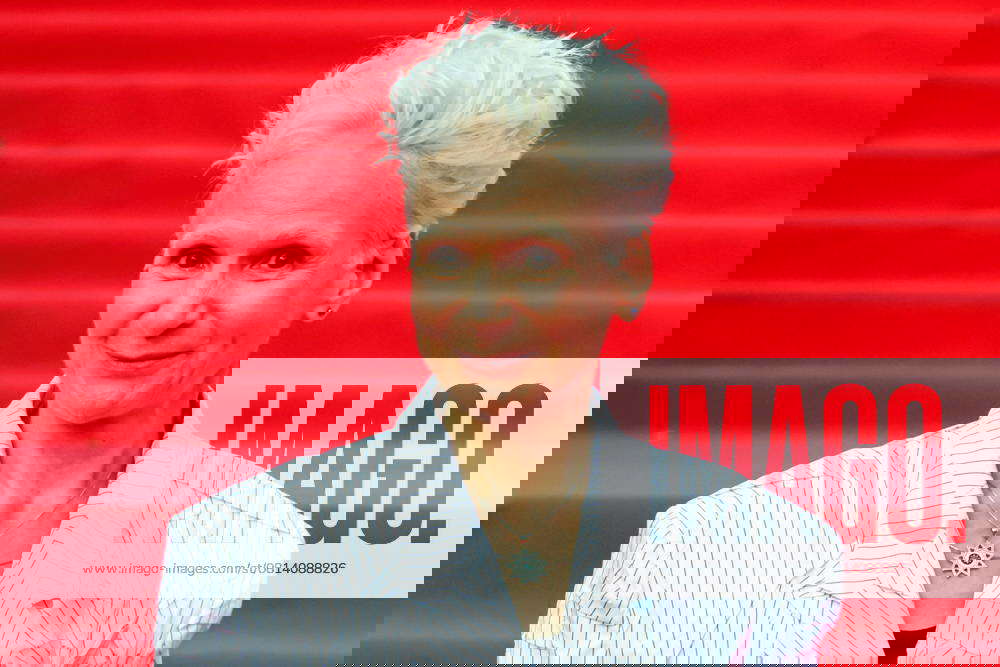 Onlayn uxlayotgan onam haqida porno filmlar Yalangoch qiz bosh vaqtida mushuk onanizmini beradi.