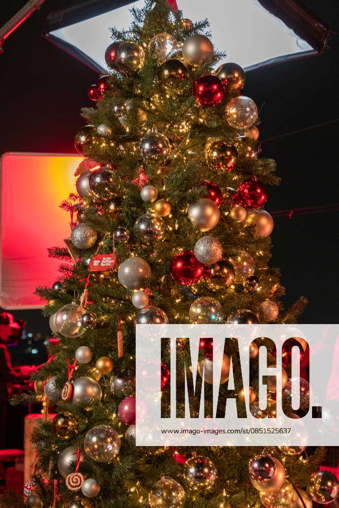 Ein Weihnachtsbaum, geschmückt mit zahlreichen Kugeln in Rot-, Silber- und Goldtönen. Los Angeles