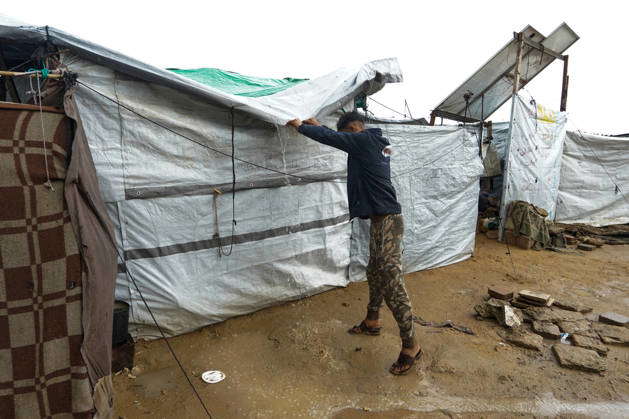 Heavy rainfall floods tents of displaced Palestinians in Gaza DEIR AL ...