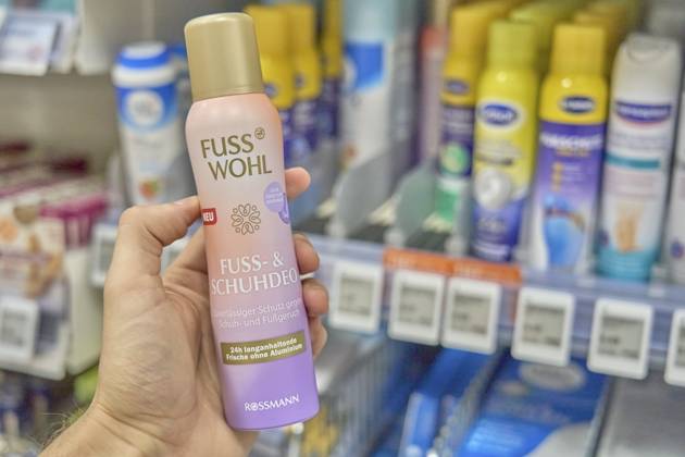 Fußwohl, Fuß Wohl, Fuß wohl, Fusswohl, Erfrischendes Fußdeo in einer rosa Flasche im Drogeriemarkt
