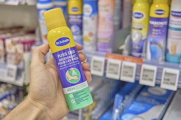Fußdeo mit antibakterieller Funktion in der Drogerie, Produkte, Rossmann Drogerieladen, Drogerie