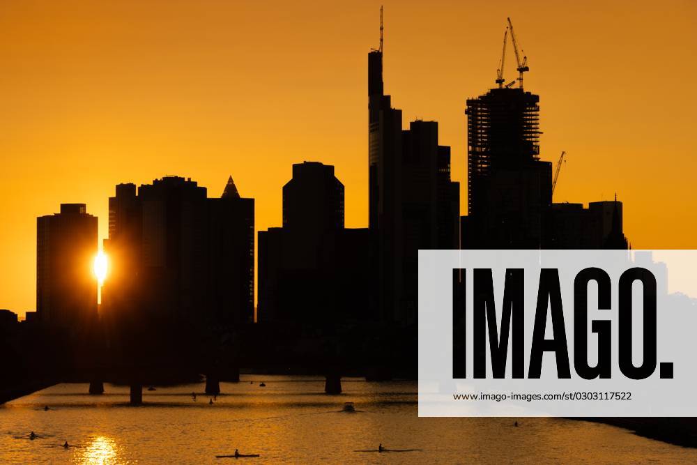 Sonnenuntergang hinter der Frankfurter Skyline (07.09.2023)