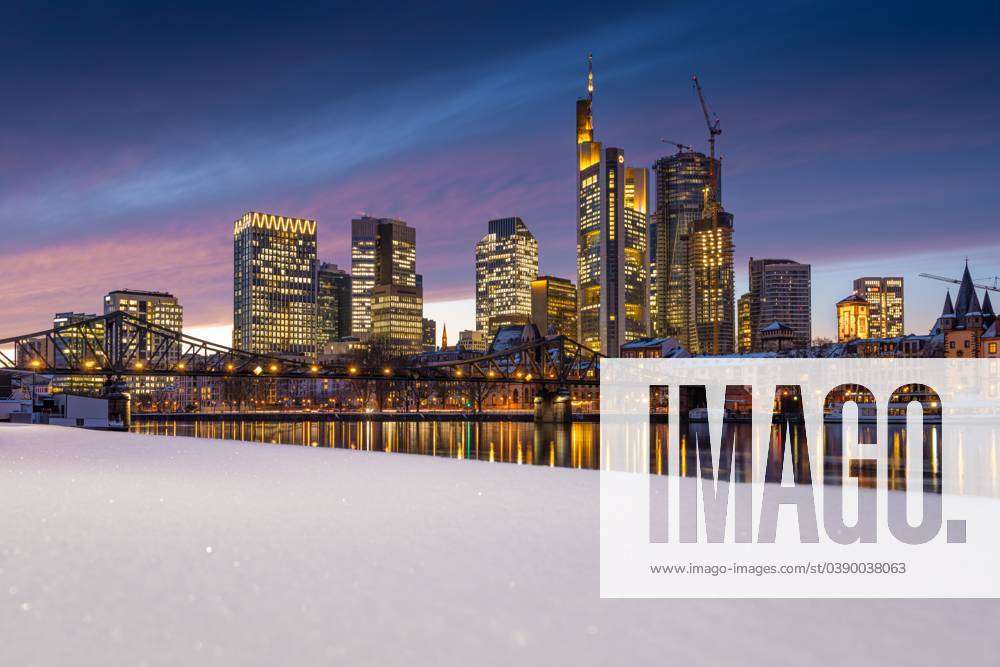 Die Frankfurter Skyline im Schnee (18.01.2024)