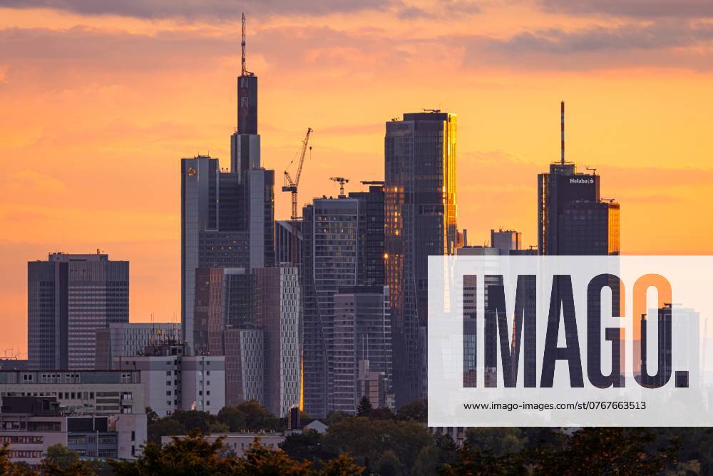 Die Frankfurter Skyline bei Sonnenuntergang (05.10.2024)