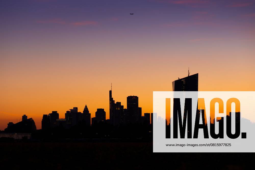 Die Frankfurter Skyline am Abend (02.05.2025)