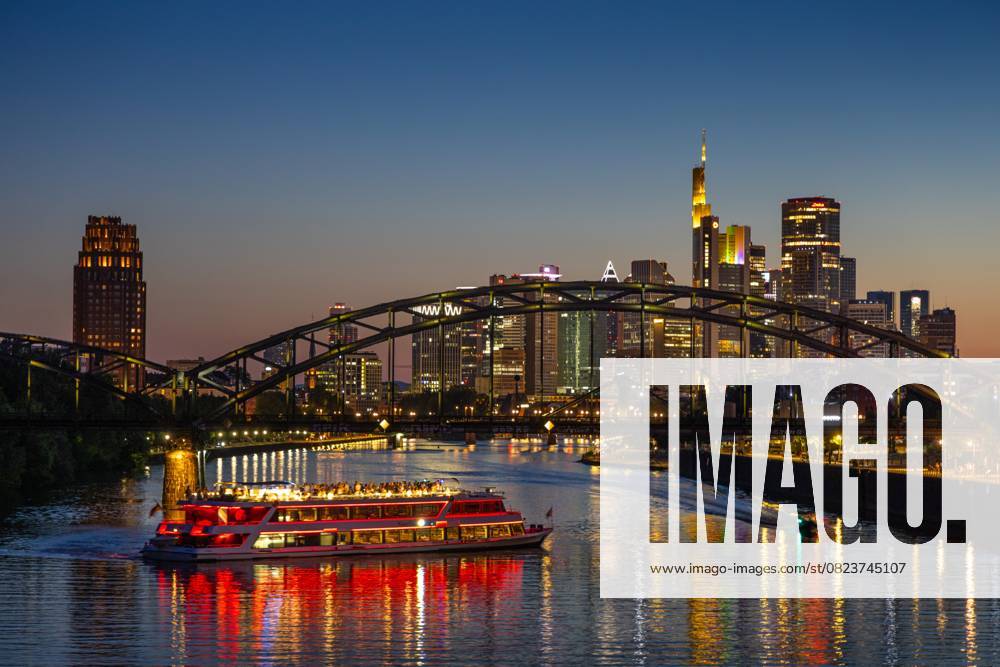 Die Frankfurter Skyline am Abend (01.07.2025)