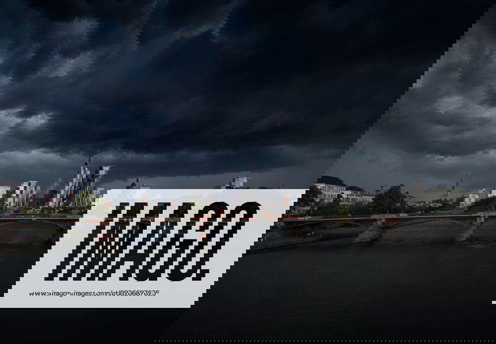 Unwetter über der Frankfurter Skyline  (21.07.2025)