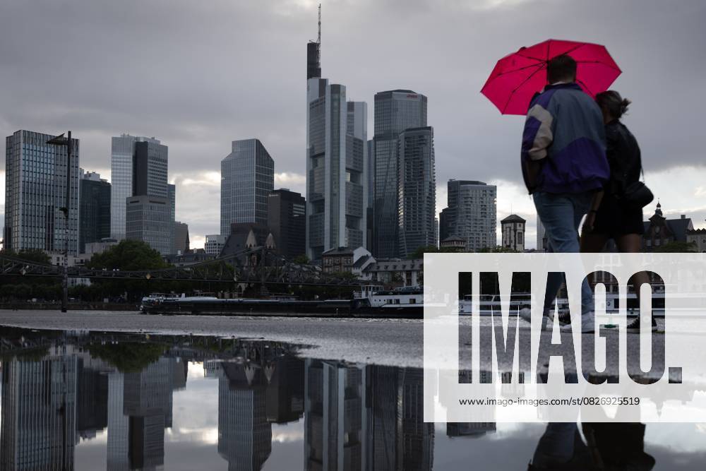 Regen und Wolken über der Frankfurter Skyline (22.07.2025)
