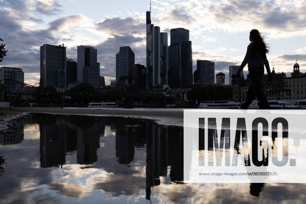 Regen und Wolken über der Frankfurter Skyline (22.07.2025)