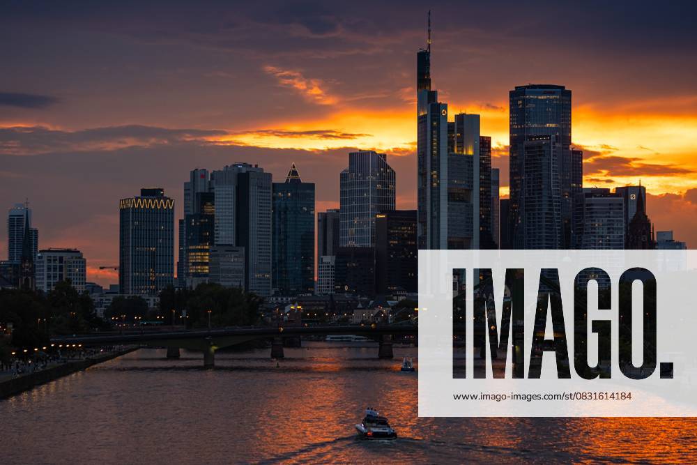 Die Frankfurter Skyline am Abend (26.08.2025)