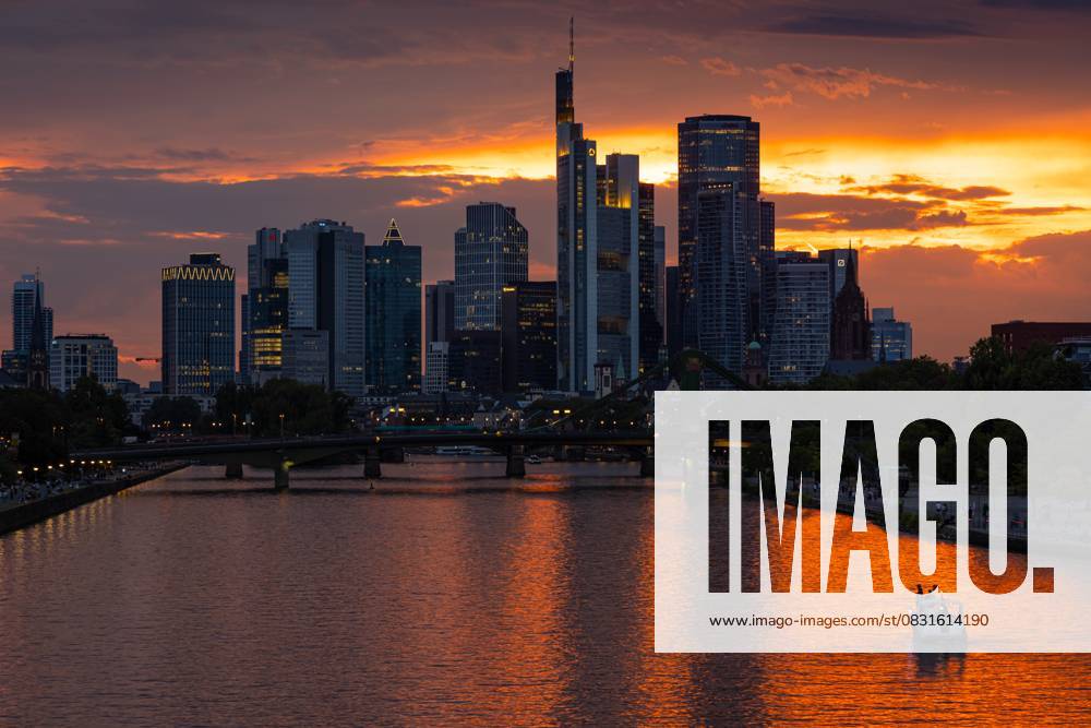 Die Frankfurter Skyline am Abend (26.08.2025)