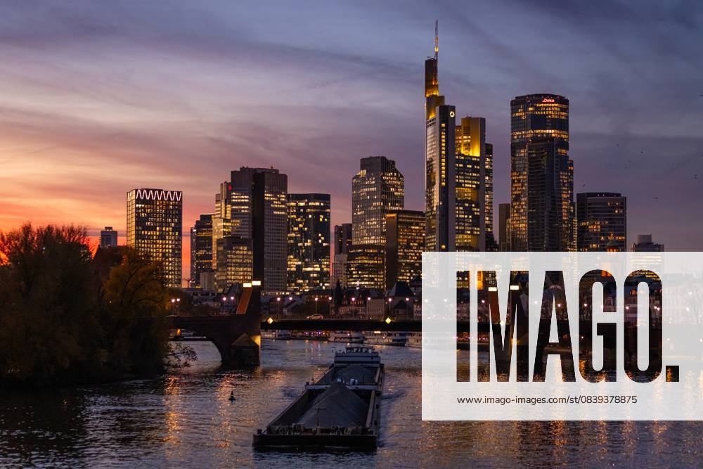 Die Frankfurter Skyline am Abend (04.11.2025)