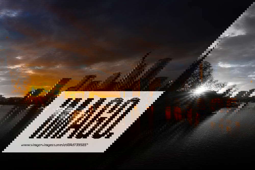 Die Frankfurter Skyline bei Sonnenuntergang (18.11.2025)