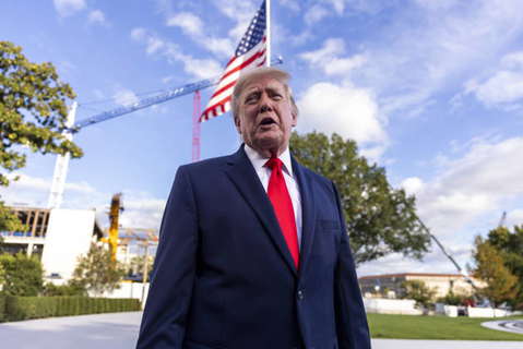 USA: Donald Trump answers questions from the press at the White House before flying to Ohio