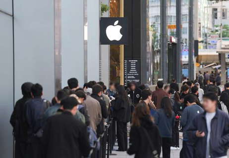 Südkorea, faltbares iPhone-Modell in Seoul im Verkauf