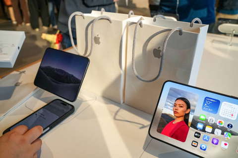 China, faltbares iPhone-Modell in Peking im Verkauf